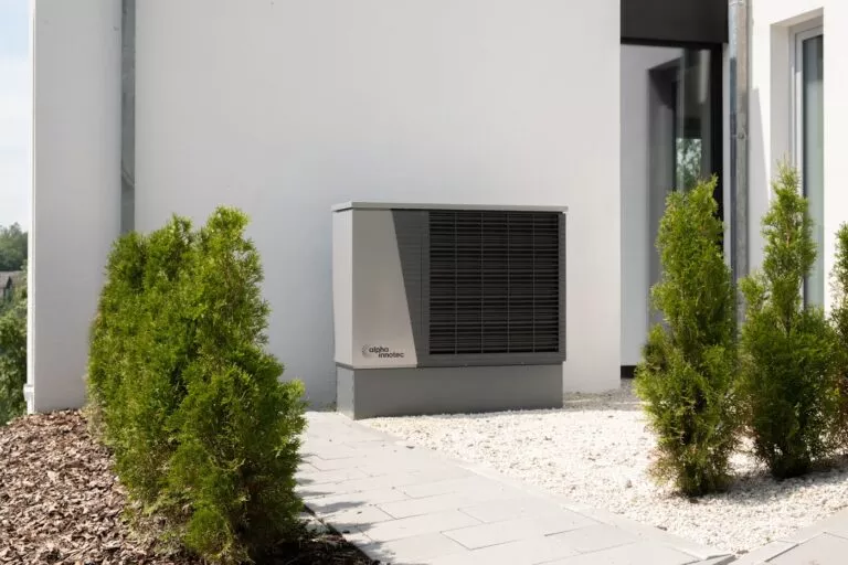Moderne Wärmepumpe an einem Wohnhaus