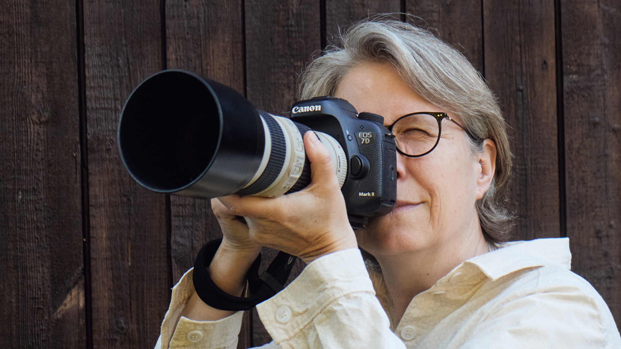 Silke Mascher beim Fotografieren mit ihrer Kamera