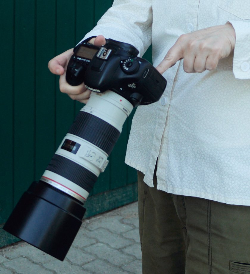 Hände an einer Kamera beim Fototermin